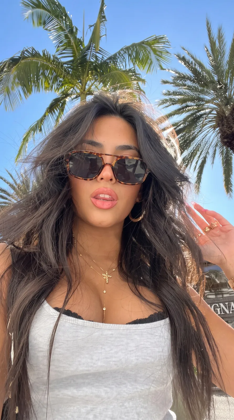 Model wearing HYRO® Pilot Havana
